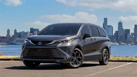 Toyota Sienna fiancata con cerchi in lega