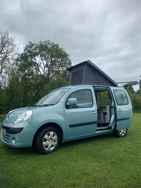 Renault Kangoo camperizzato in un ambiente naturale