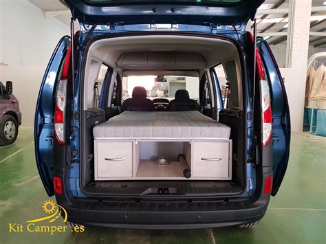 Interno di un Renault Kangoo camperizzato con letto e modulo cucina