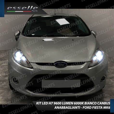 Ford Fiesta 2009 con fari accesi