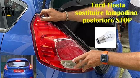 Vista posteriore Ford Fiesta 2009 con luci accese