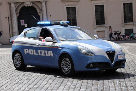 Alfa Romeo Giulietta della Polizia di Stato davanti a un monumento storico