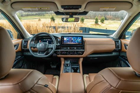 Interni Nissan Terrano dopo il restyling, mostrando il nuovo quadro strumenti LCD