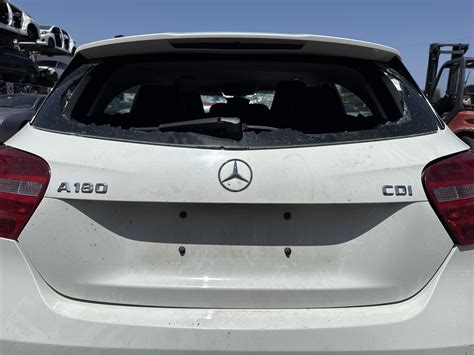 Vista posteriore di una Mercedes Classe A con linea pulita senza tergicristallo
