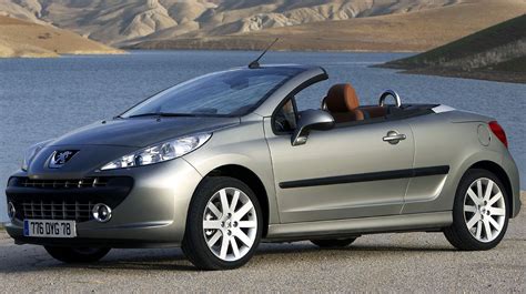 Peugeot 207 CC profilo laterale con tetto aperto