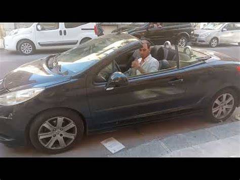 Peugeot 207 CC parcheggiata con il tetto aperto