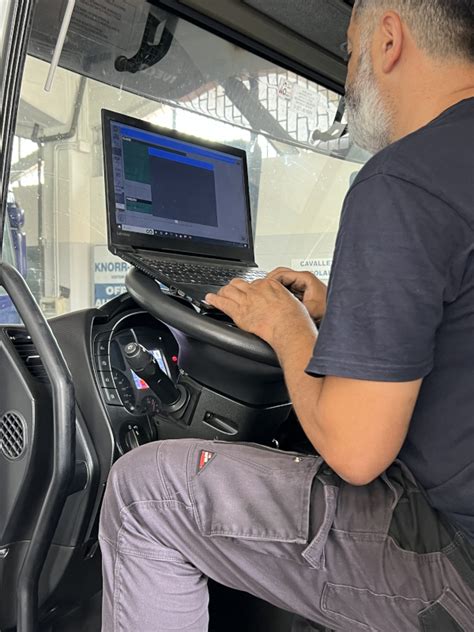 Diagnostica computerizzata di un veicolo Volvo in officina