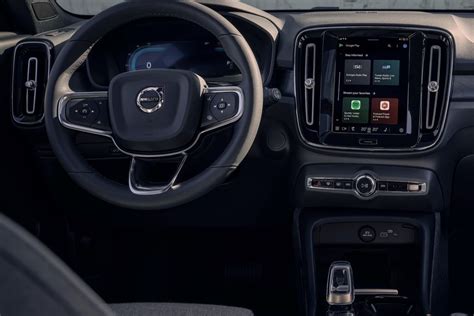 Interno Volvo XC40 Recharge con schermo infotainment