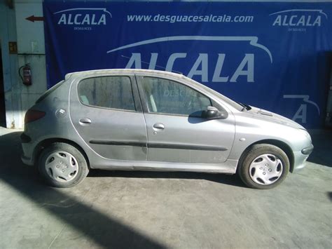 Peugeot 206 berlina in strada