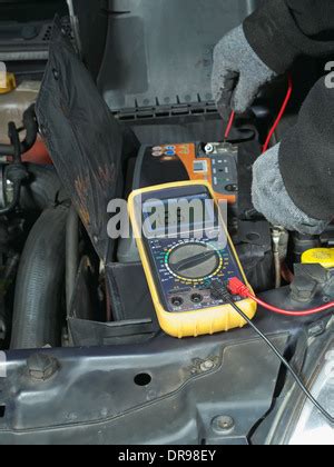 Multimetro che misura la tensione della batteria auto