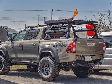Toyota Hilux con accessori off-road