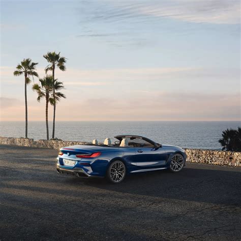 BMW Serie 8 Cabrio con capote aperta