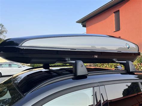 Dettaglio attacco barre portatutto su tetto BMW