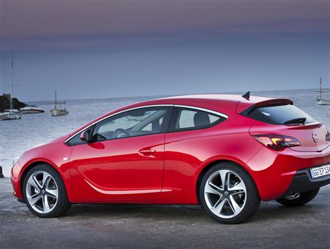 Profilo laterale dell'Opel Astra J GTC