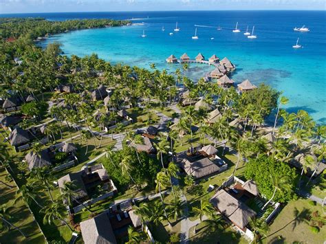 Esterno del Kia Ora Resort con vegetazione e mare