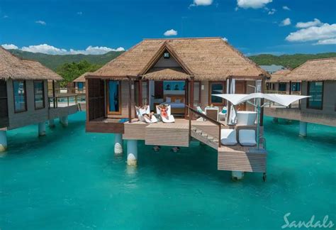 Interno di un bungalow sull'acqua al Kia Ora Resort