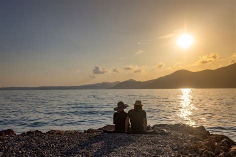 Coppia che si rilassa su una terrazza fronte mare