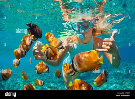 Snorkeling nella Pass di Tiputa con pesci tropicali