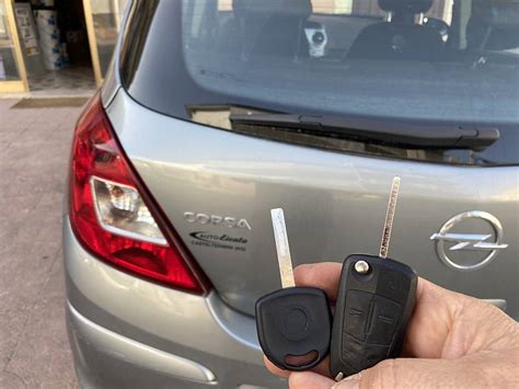 Tecnico che programma una chiave Opel Corsa