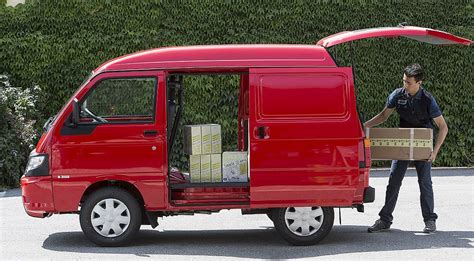 Piaggio Porter furgone rosso parcheggiato in città