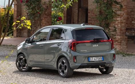 Kia Picanto su strada in città