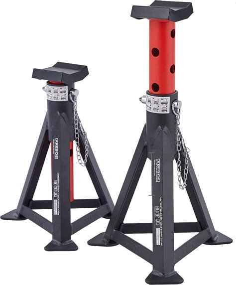 Immagine di un cric a carrello con cavalletti di sicurezza posizionati sotto un'auto