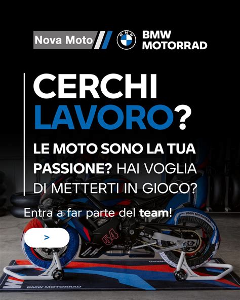 Meccanico BMW Motorrad al lavoro su una moto
