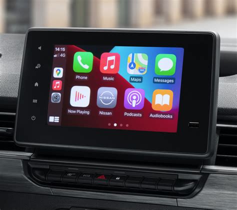 Dashboard di un'auto Nissan con schermo NissanConnect
