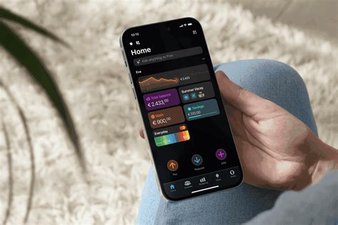 Smartphone collegato a uno schermo NissanConnect che mostra app