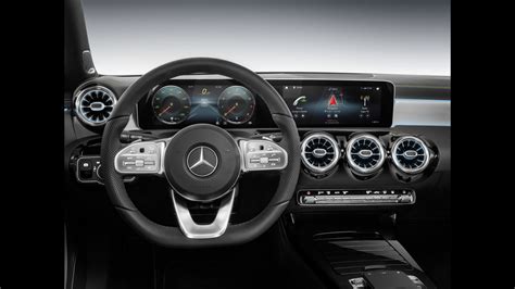 Cruscotto widescreen della Mercedes Classe A