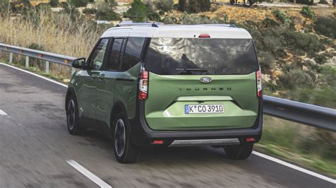 Ford Tourneo Courier in curva