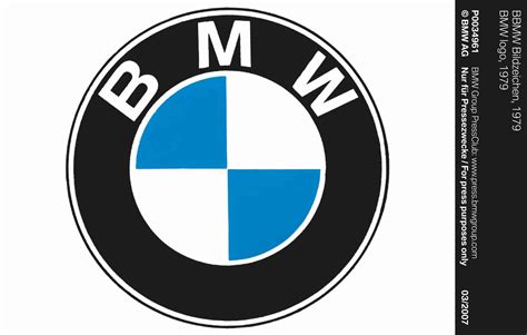 Logo BMW e silhouette di una BMW cabriolet in movimento