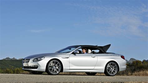 BMW Serie 6 Cabrio in un contesto elegante, con il tetto aperto
