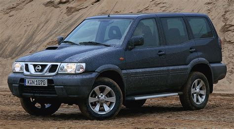 Nissan Terrano 2010 in azione su strada sterrata