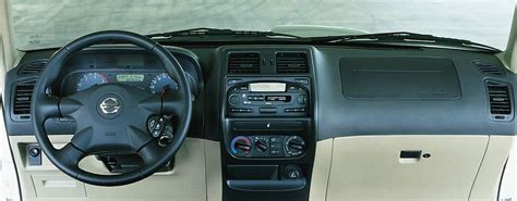 Interni del Nissan Terrano con focus sul cruscotto e la console centrale