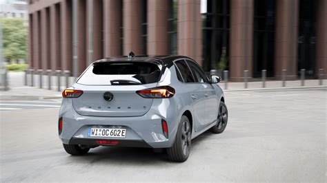 Opel Corsa frontale su strada