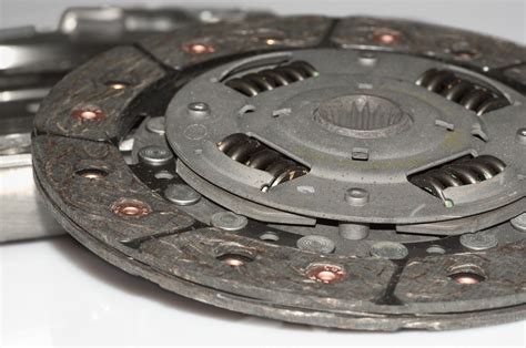 Immagine ravvicinata di un disco frizione con i materiali d'attrito ben visibili