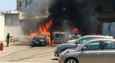 Concessionaria Nissan in fiamme a Lecce