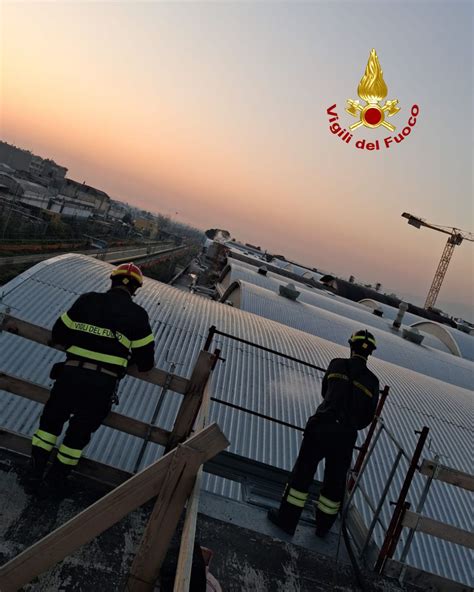 Vigili del fuoco in azione durante un incendio