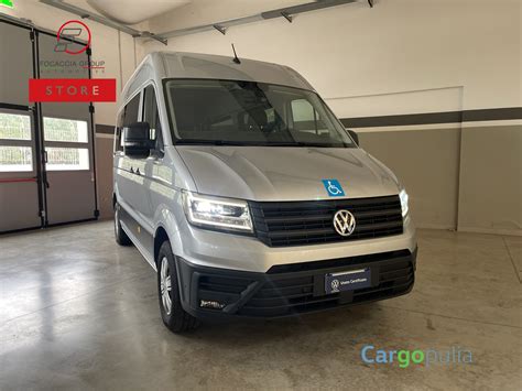 Volkswagen Crafter 7 posti in ambiente urbano