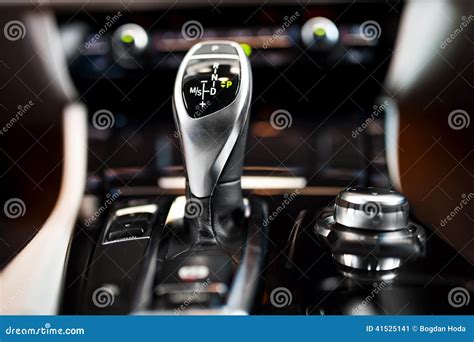 Interno di una Mercedes con leva del cambio automatico in posizione P