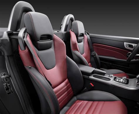 Interni Mercedes-Benz SLC con infotainment e dettagli in carbonio
