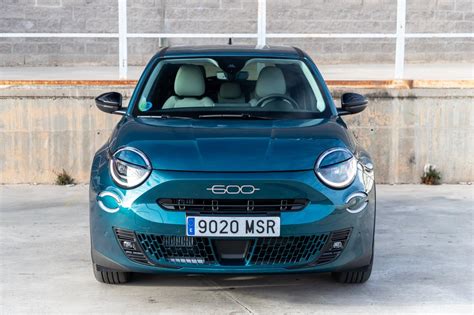 Fiat 600 Hybrid in un contesto urbano