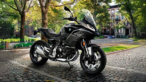 BMW F 900 XR in azione su strada