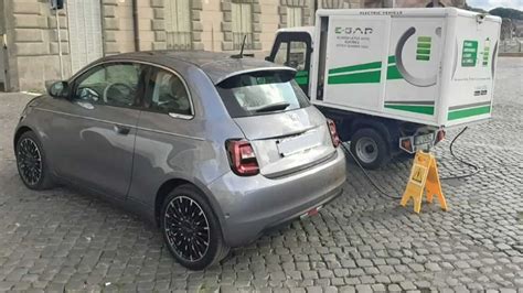 Fiat Nuova 500 elettrica in ricarica