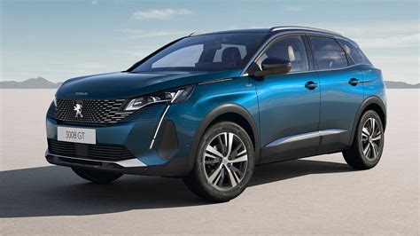 Veduta frontale di un SUV Peugeot 3008 in un contesto urbano moderno con luci diurne a LED attive