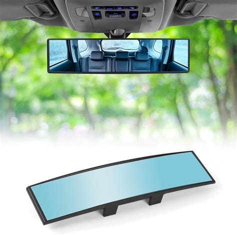 Dettaglio ravvicinato dello specchio retrovisore interno frameless di Peugeot con il LED blu attivo