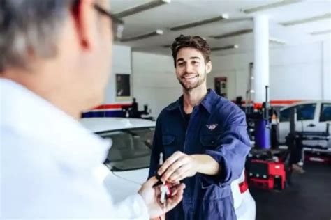 Cliente che ritira l'auto dopo la riparazione in officina