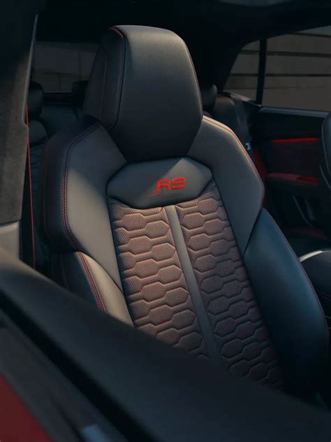 Interni Audi personalizzati con pelle e inserti in legno