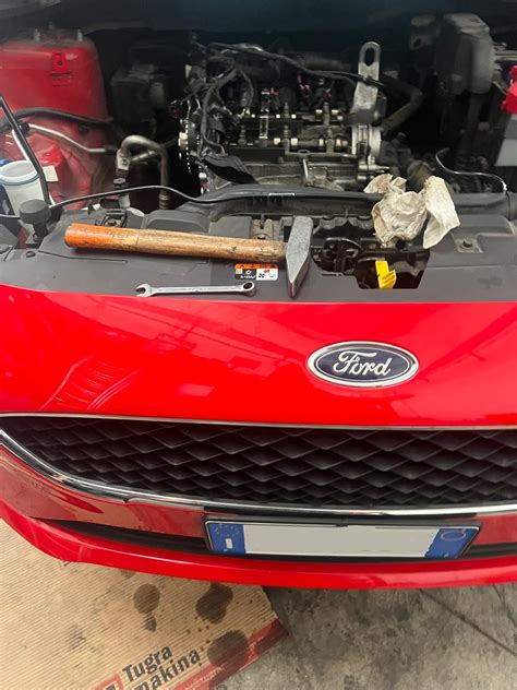 Ford Fiesta motore in primo piano